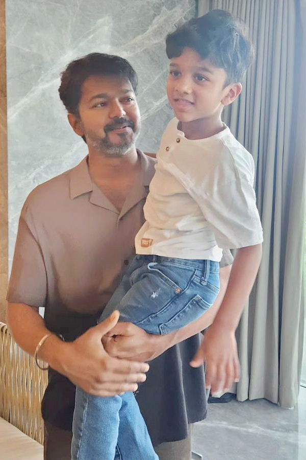 Actress_20Rambha_20meets_20Thalapathy_20Vijay_20along_20with_20her_20family_20Phots_20_282_29.jpg 2