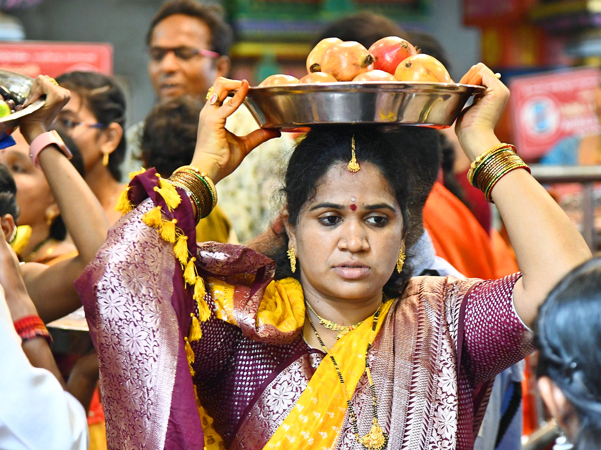 Ashada_20Masam_20Devotees_20Huge_20Crowd_20To_20Durga_20Temple_20In_20Vijayawada_20Photos_20_2811_29.jpg 11