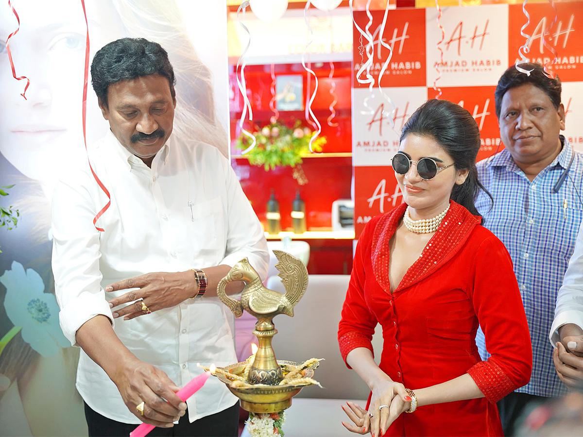 Vijayawada_20Actress_20Varsha_20launched_20Amjad_20Habib_20Premium_20Salon_20Photos__20_2814_29.jpg 14