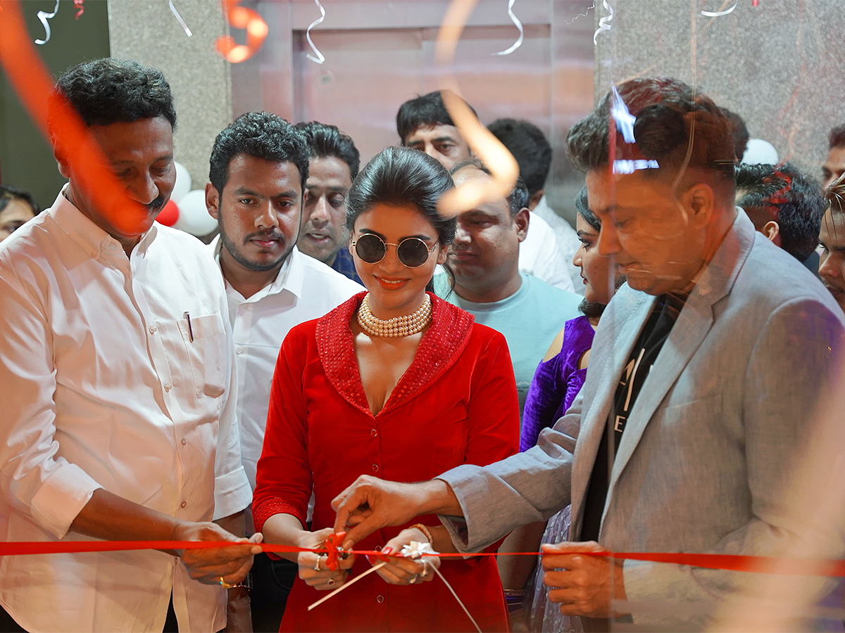 Vijayawada_20Actress_20Varsha_20launched_20Amjad_20Habib_20Premium_20Salon_20Photos__20_2815_29.jpg 15