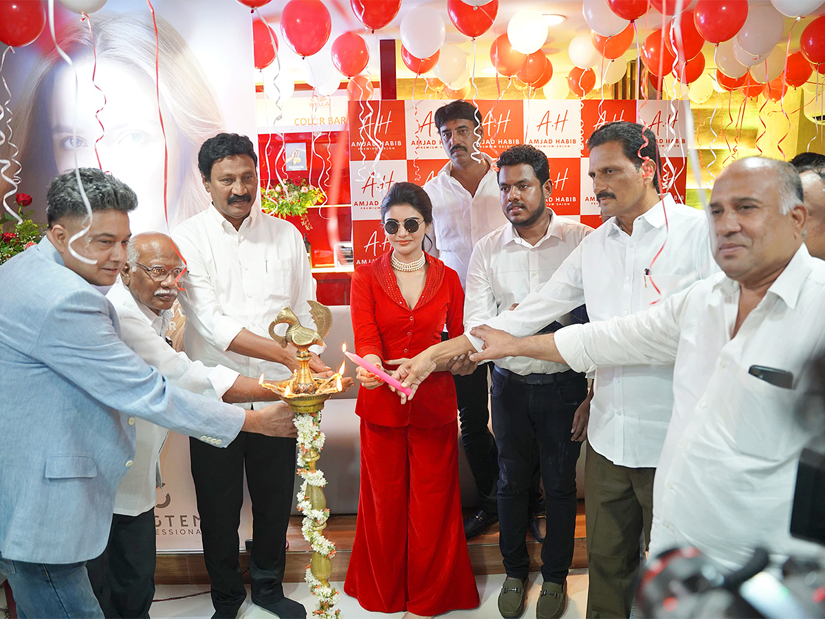 Vijayawada_20Actress_20Varsha_20launched_20Amjad_20Habib_20Premium_20Salon_20Photos__20_2817_29.jpg 17