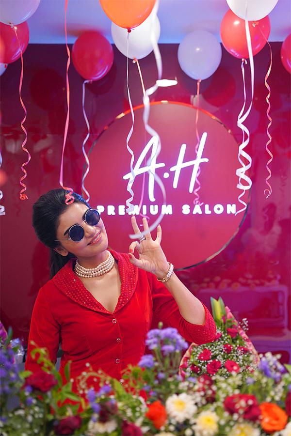 Vijayawada_20Actress_20Varsha_20launched_20Amjad_20Habib_20Premium_20Salon_20Photos__20_283_29.jpg 3