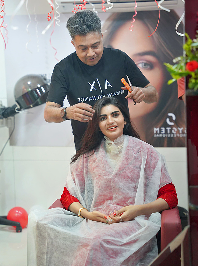Vijayawada_20Actress_20Varsha_20launched_20Amjad_20Habib_20Premium_20Salon_20Photos__20_287_29.jpg 7