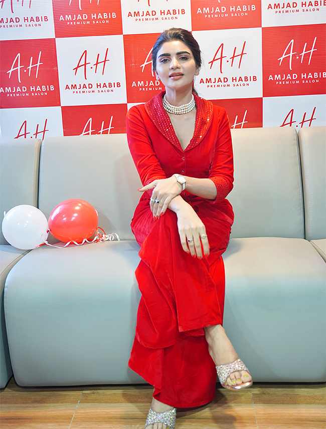 Vijayawada_20Actress_20Varsha_20launched_20Amjad_20Habib_20Premium_20Salon_20Photos__20_289_29.jpg 9