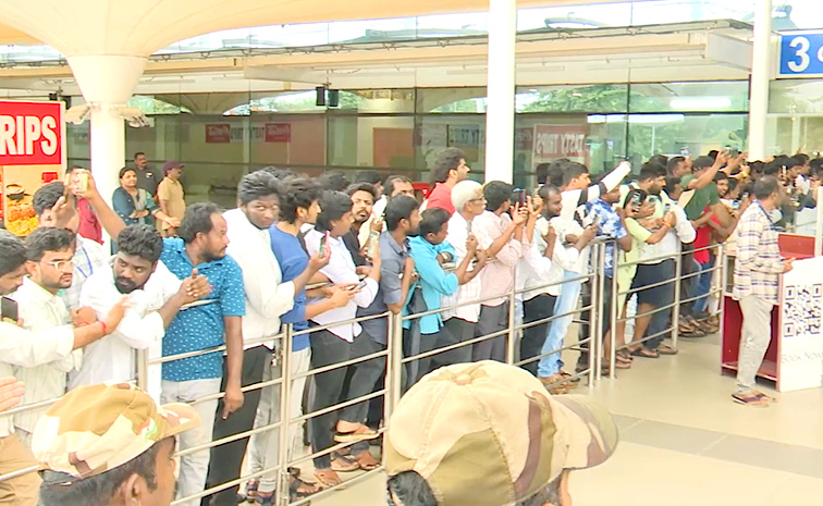 YS_20Jagan_20Receives_20Grand_20Welcome_20at_20Gannavaram_20Airport_20Photos_20_281_29.jpg 2