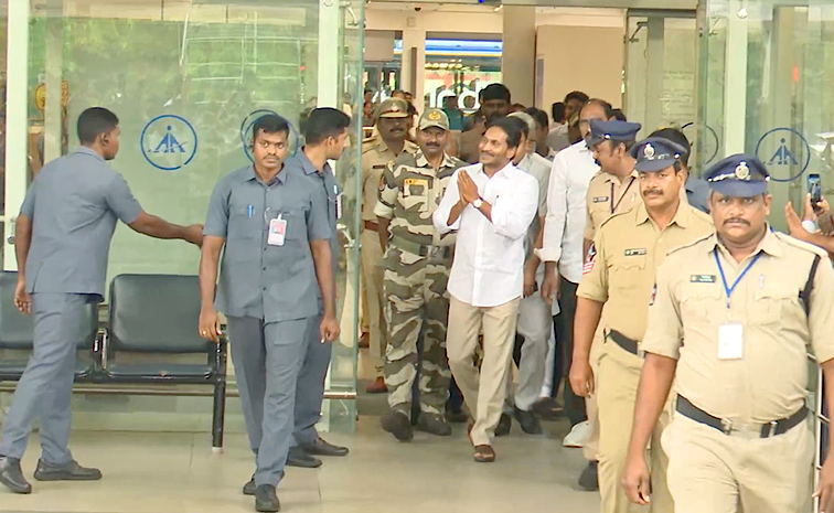 YS_20Jagan_20Receives_20Grand_20Welcome_20at_20Gannavaram_20Airport_20Photos_20_282_29.jpg 1