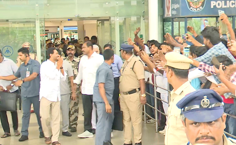 YS_20Jagan_20Receives_20Grand_20Welcome_20at_20Gannavaram_20Airport_20Photos_20_283_29.jpg 3