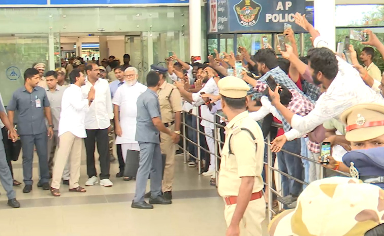 YS_20Jagan_20Receives_20Grand_20Welcome_20at_20Gannavaram_20Airport_20Photos_20_284_29.jpg 4
