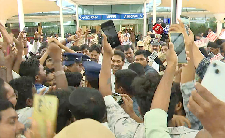 YS_20Jagan_20Receives_20Grand_20Welcome_20at_20Gannavaram_20Airport_20Photos_20_287_29.jpg 7