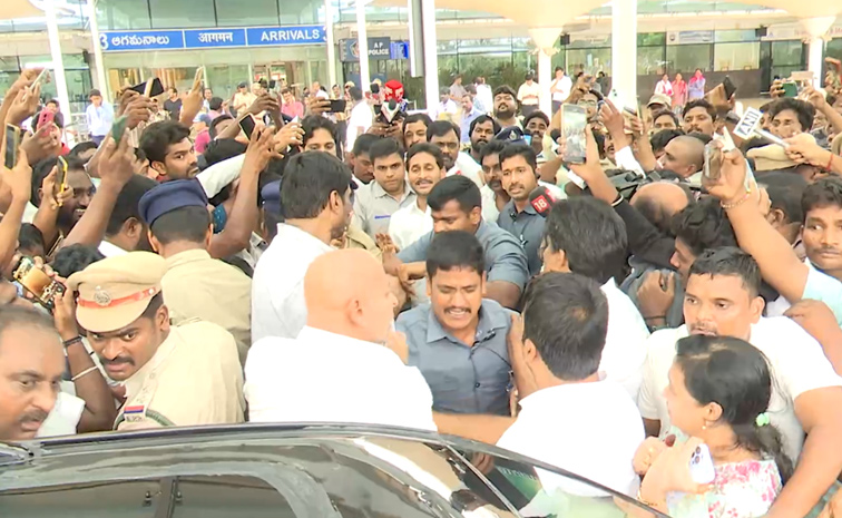 YS_20Jagan_20Receives_20Grand_20Welcome_20at_20Gannavaram_20Airport_20Photos_20_288_29.jpg 8