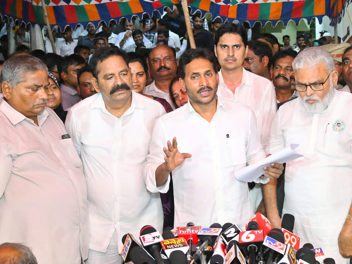YS_20Jagan_20visits_20the_20Victim_20Rashid_20House_20in_20Vinukonda_20Photos_2014_20_282_29.jpg 14