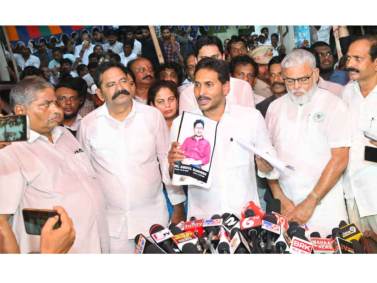 YS_20Jagan_20visits_20the_20Victim_20Rashid_20House_20in_20Vinukonda_20Photos_2014_20_284_29.jpg 16