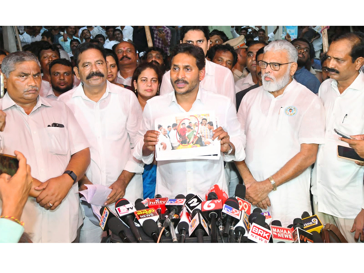 YS_20Jagan_20visits_20the_20Victim_20Rashid_20House_20in_20Vinukonda_20Photos_2014_20_285_29.jpg 17
