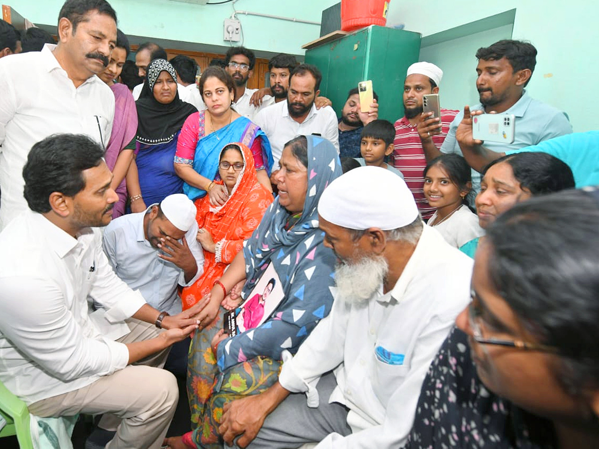YS_20Jagan_20visits_20the_20Victim_20Rashid_20House_20in_20Vinukonda_20Photos_20_284_29.jpg 4