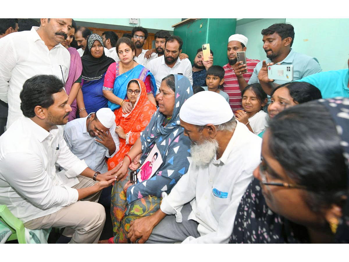 YS_20Jagan_20visits_20the_20Victim_20Rashid_20House_20in_20Vinukonda_20Photos_20_285_29.jpg 5