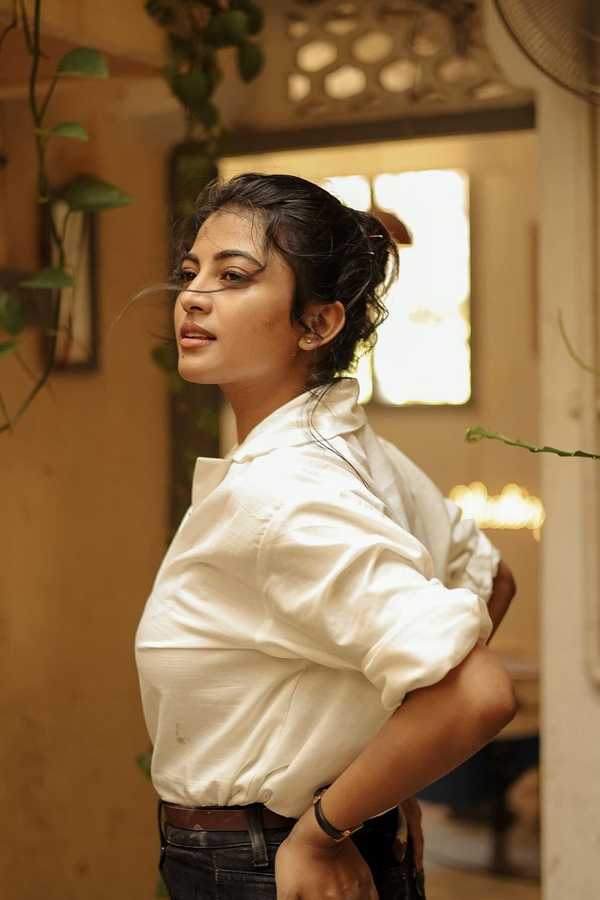 Anandhi-3.jpg 4