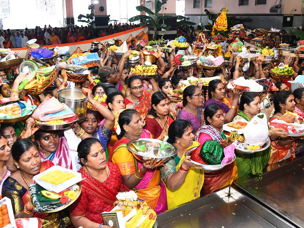 Shakambari_20Devi_20Festival_20Grandly_20Celebrated_20At_20Indrakeeladri__20_2813_29.jpg 13
