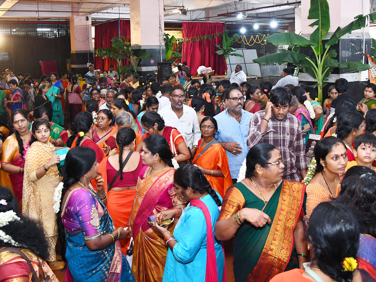 Shakambari_20Devi_20Festival_20Grandly_20Celebrated_20At_20Indrakeeladri__20_281_29.jpg 1