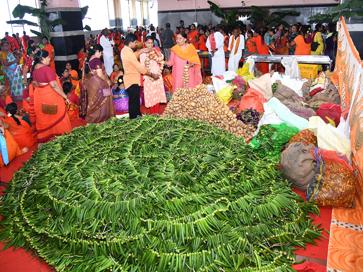 Shakambari_20Devi_20Festival_20Grandly_20Celebrated_20At_20Indrakeeladri__20_282_29.jpg 2