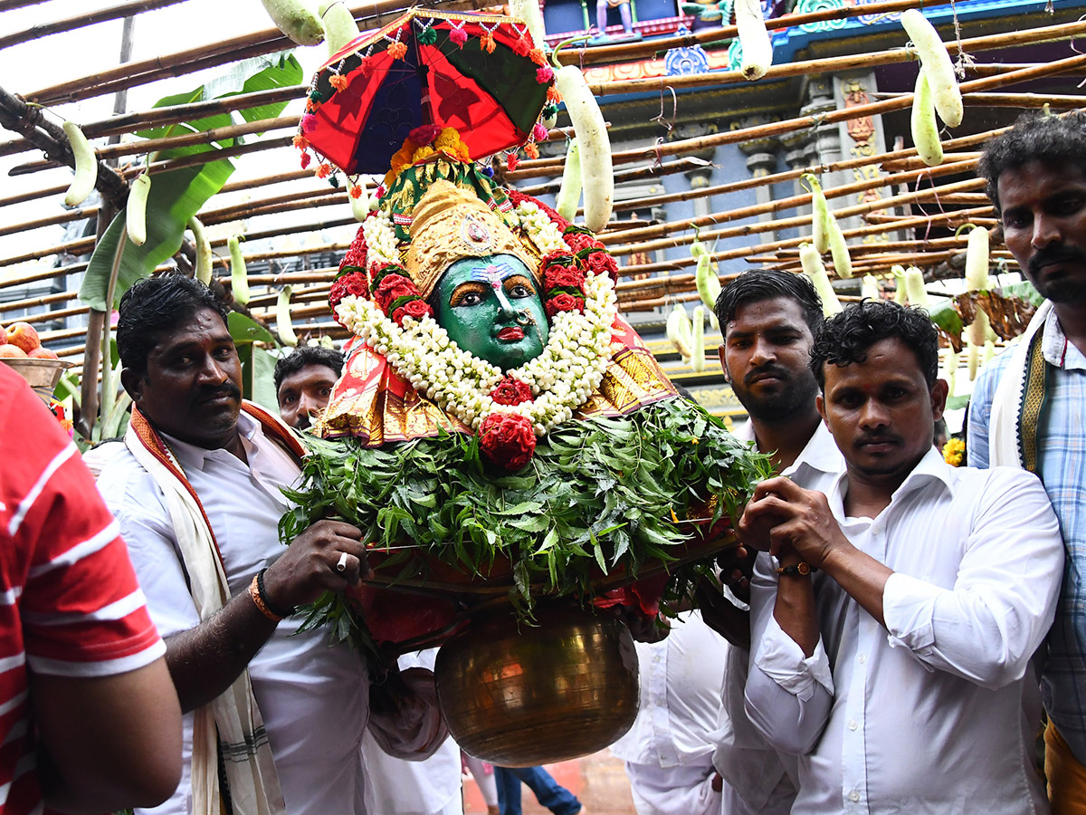 Shakambari_20Devi_20Festival_20Grandly_20Celebrated_20At_20Indrakeeladri__20_285_29.jpg 5