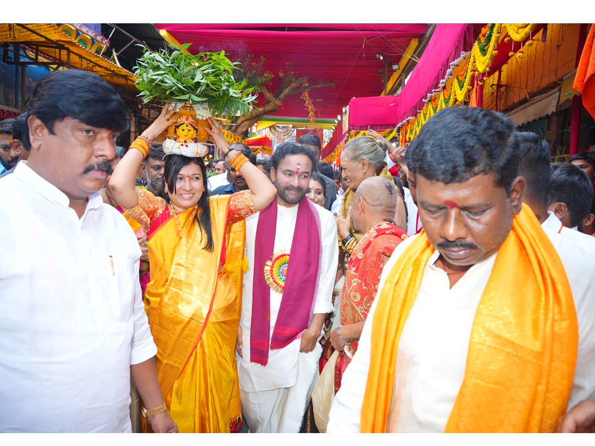 Ujjaini_20Mahankali_20Bonalu_20Celebrations_20At_20Secunderabad_20Photos_20_2810_29.jpg 11