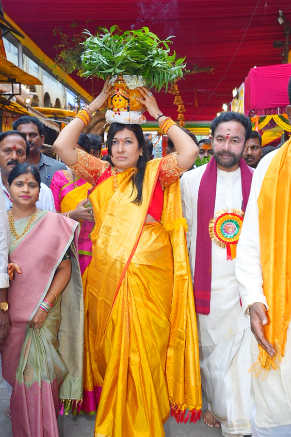 Ujjaini_20Mahankali_20Bonalu_20Celebrations_20At_20Secunderabad_20Photos_20_2812_29.jpg 13