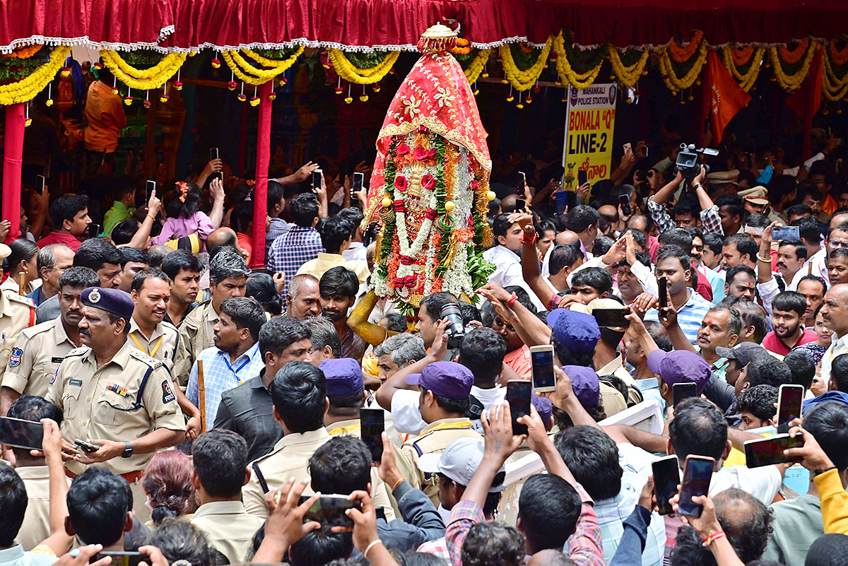 Secunderabad_20_20Ujjaini_20Mahankali_20Bonalu_20Photos_13.jpg 13