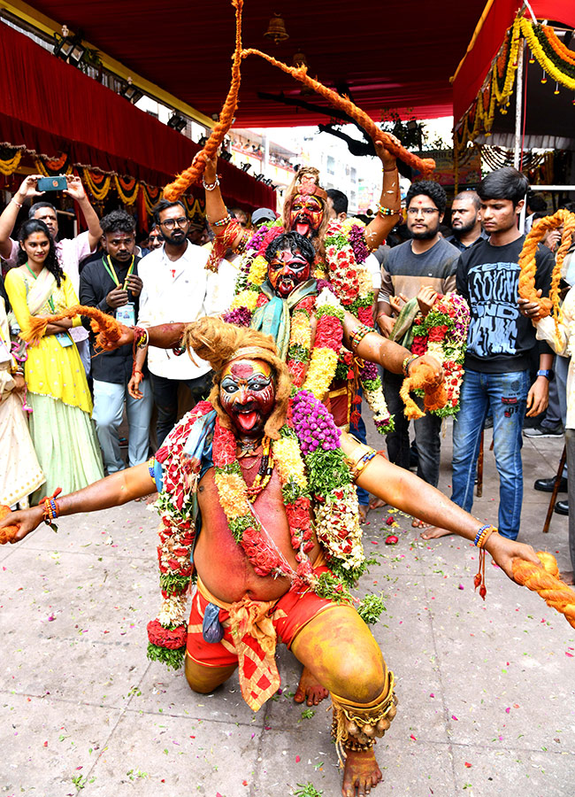 Secunderabad_20_20Ujjaini_20Mahankali_20Bonalu_20Photos_35.jpg 36