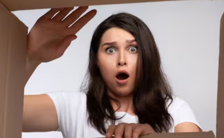 women_20Receives_20Lizard.jpg
