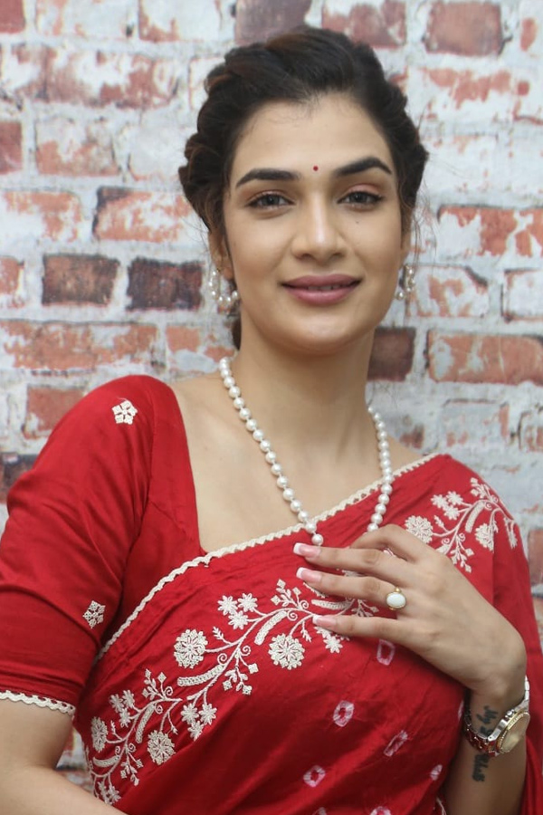 Hasini_20Sudhir_20Latest_20Stunning_20Photos_20_283_29.jpg 10