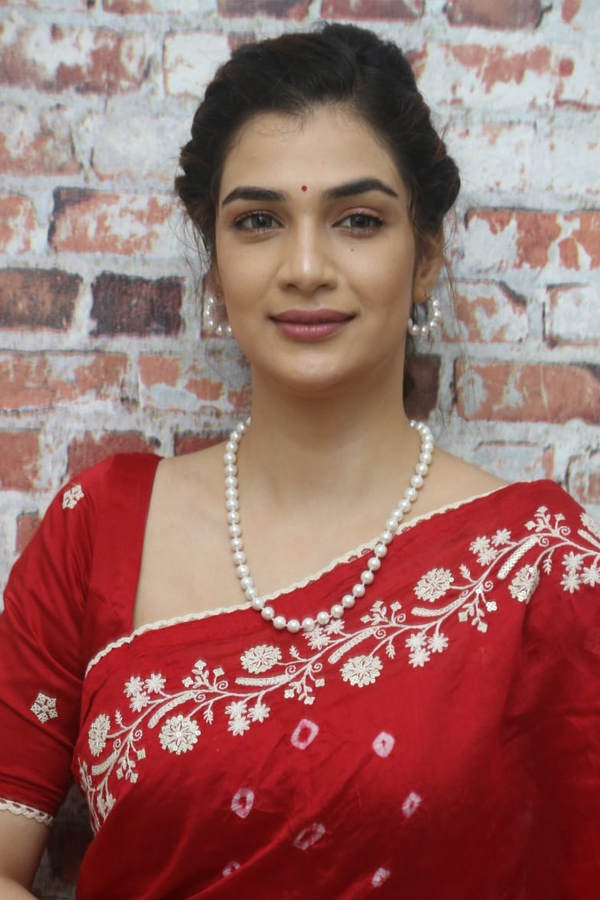Hasini_20Sudhir_20Latest_20Stunning_20Photos_20_284_29.jpg 11
