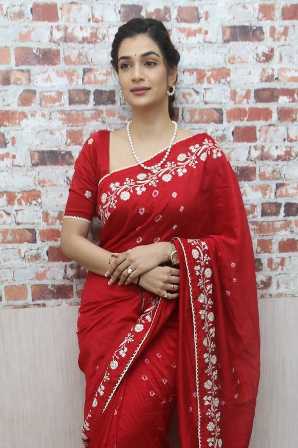 Hasini_20Sudhir_20Latest_20Stunning_20Photos_20_285_29.jpg 12