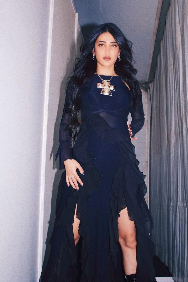 Interesting_20facts_20about_20Actress_20Shruti_20Hassan_20Photos_20_2821_29.jpg 22