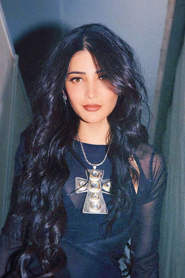 Interesting_20facts_20about_20Actress_20Shruti_20Hassan_20Photos_20_2822_29.jpg 23
