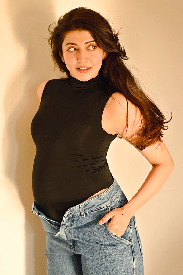 Pranitha_20Subhash_20Announces_20Second_20Pregnancy_2C_20Shares_20Photos_20_286_29.jpg 2