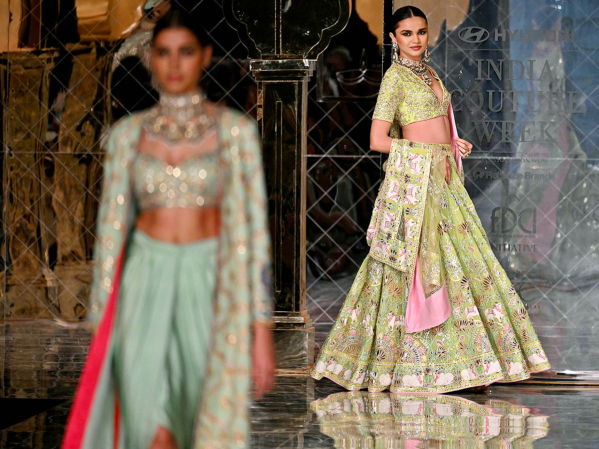andeep_20Khosla_20during_20the_20opening_20show_20of_20FDCI_20India_20Couture_20Week__20_2810_29.jpg 10