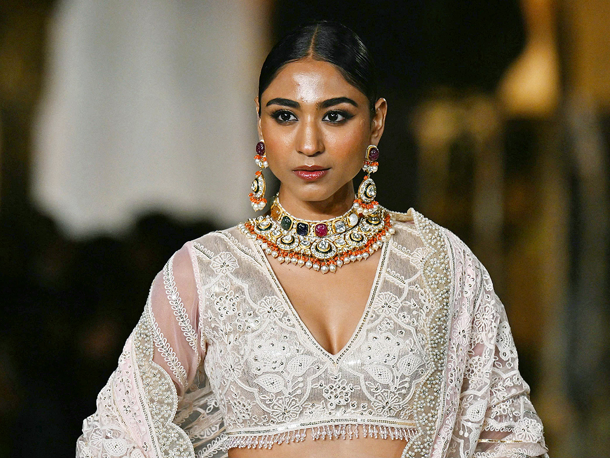 andeep_20Khosla_20during_20the_20opening_20show_20of_20FDCI_20India_20Couture_20Week__20_2812_29.jpg 12