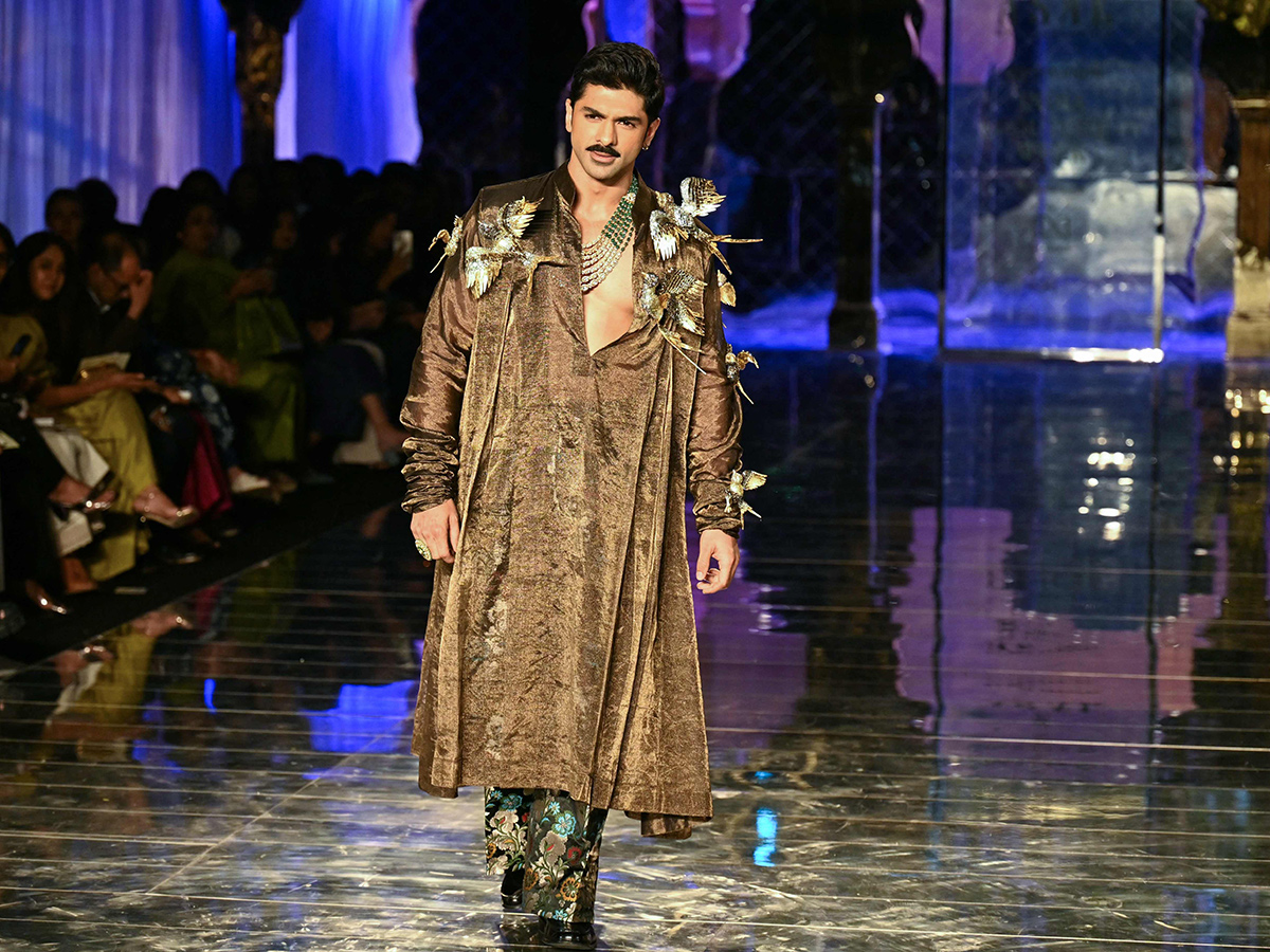andeep_20Khosla_20during_20the_20opening_20show_20of_20FDCI_20India_20Couture_20Week__20_2813_29.jpg 13