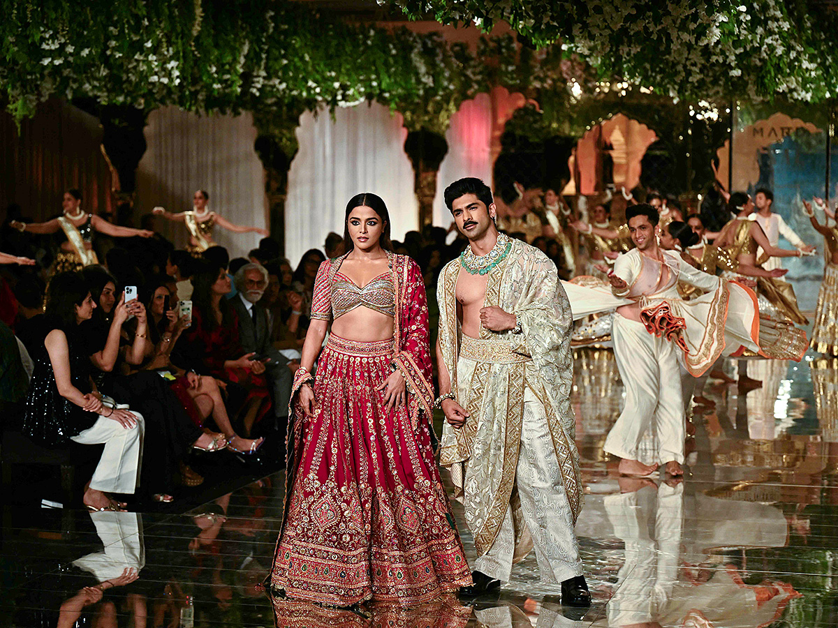 andeep_20Khosla_20during_20the_20opening_20show_20of_20FDCI_20India_20Couture_20Week__20_2814_29.jpg 14