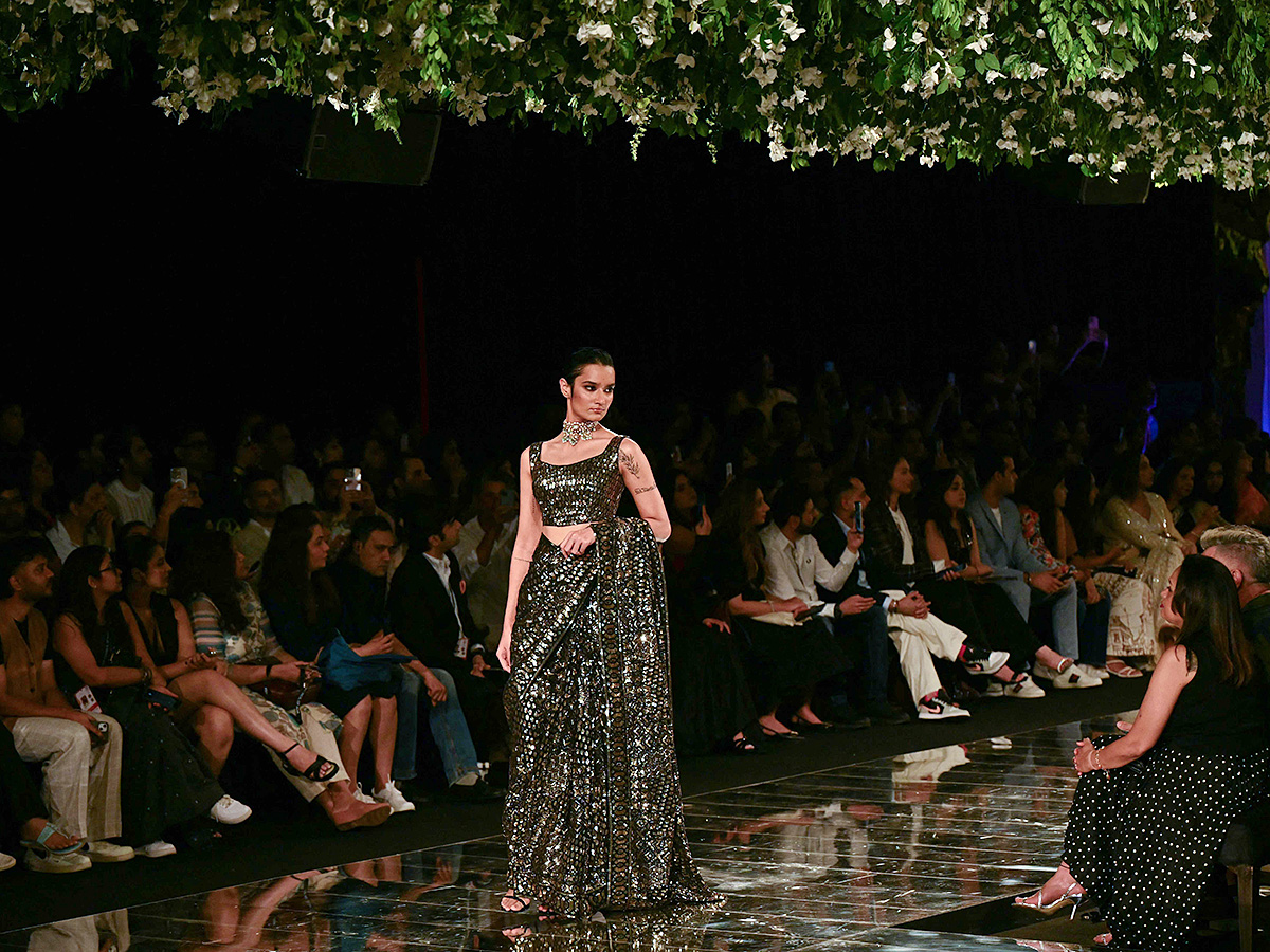 andeep_20Khosla_20during_20the_20opening_20show_20of_20FDCI_20India_20Couture_20Week__20_2815_29.jpg 15