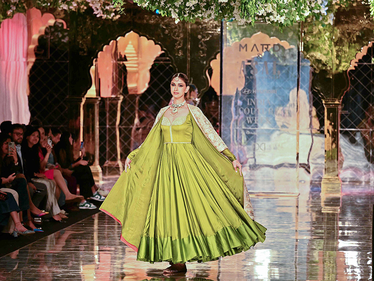 andeep_20Khosla_20during_20the_20opening_20show_20of_20FDCI_20India_20Couture_20Week__20_2816_29.jpg 16