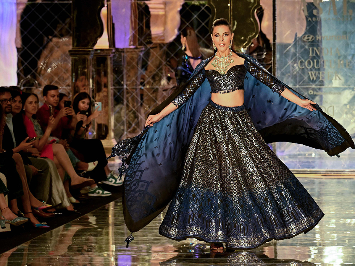 andeep_20Khosla_20during_20the_20opening_20show_20of_20FDCI_20India_20Couture_20Week__20_2817_29.jpg 17
