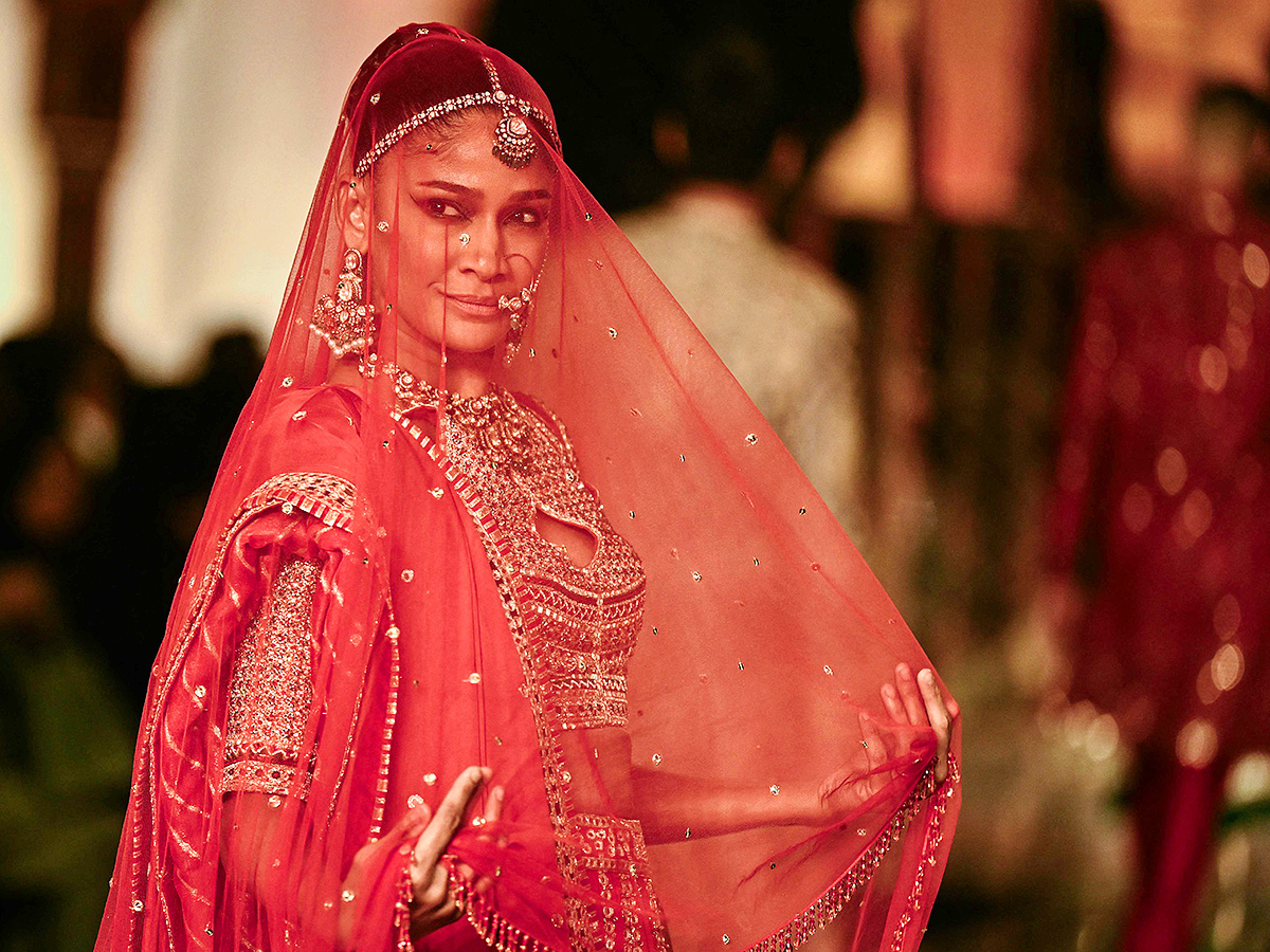 andeep_20Khosla_20during_20the_20opening_20show_20of_20FDCI_20India_20Couture_20Week__20_2818_29.jpg 18