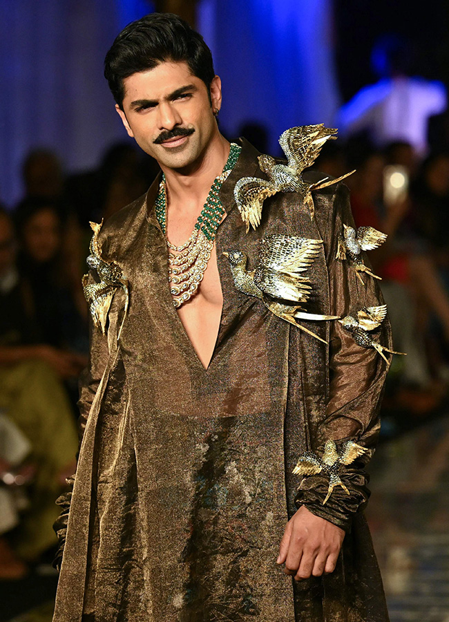 andeep_20Khosla_20during_20the_20opening_20show_20of_20FDCI_20India_20Couture_20Week__20_2819_29.jpg 19