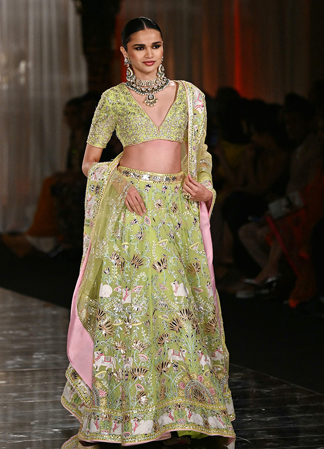 andeep_20Khosla_20during_20the_20opening_20show_20of_20FDCI_20India_20Couture_20Week__20_2821_29.jpg 21