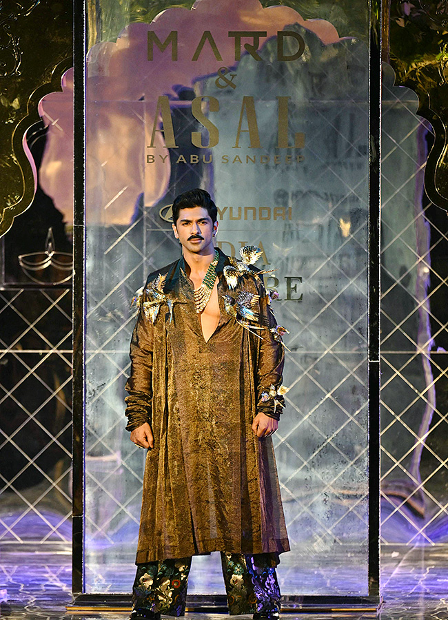 andeep_20Khosla_20during_20the_20opening_20show_20of_20FDCI_20India_20Couture_20Week__20_2822_29.jpg 22