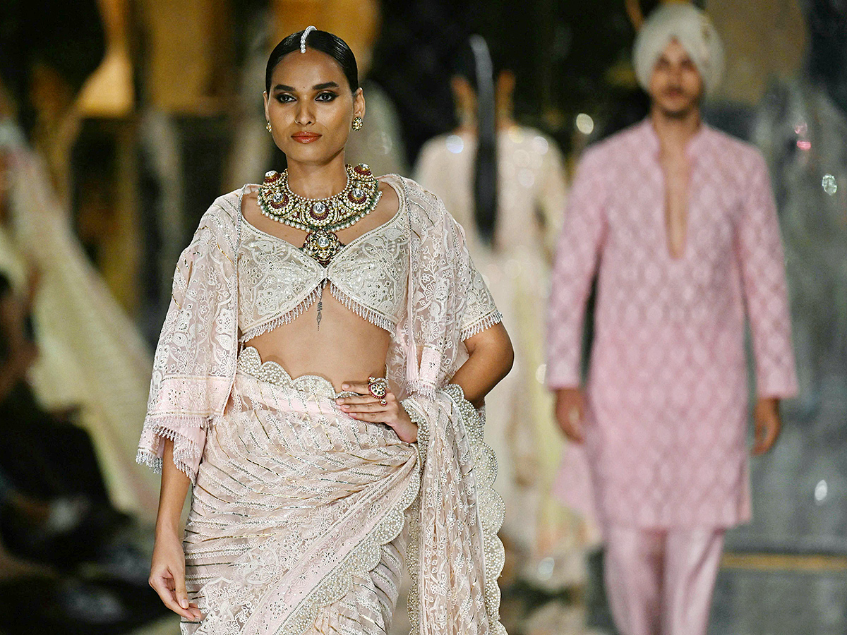 andeep_20Khosla_20during_20the_20opening_20show_20of_20FDCI_20India_20Couture_20Week__20_282_29.jpg 2