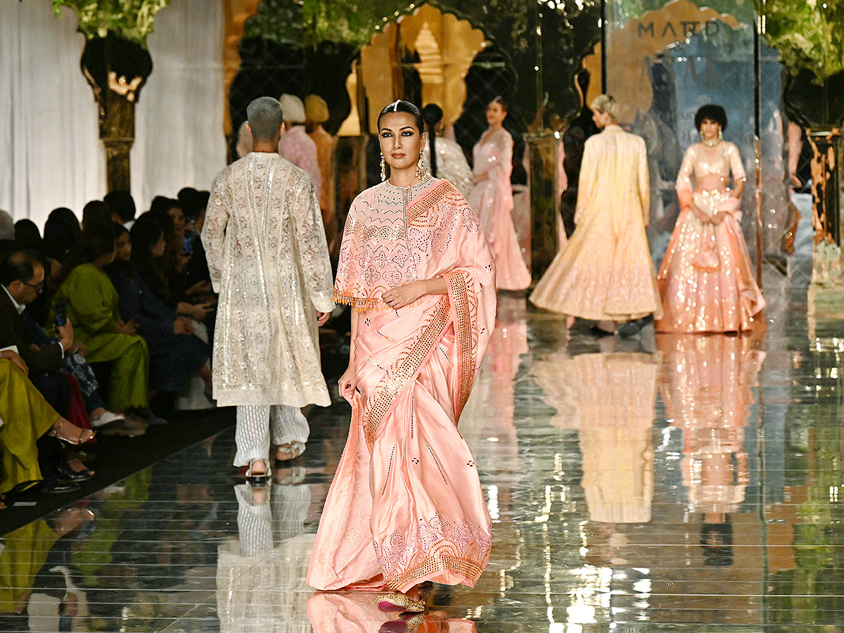 andeep_20Khosla_20during_20the_20opening_20show_20of_20FDCI_20India_20Couture_20Week__20_283_29.jpg 3