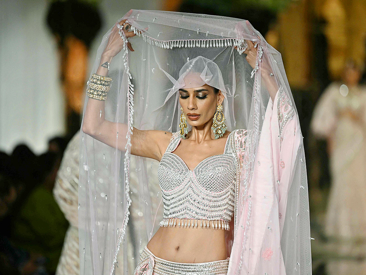 andeep_20Khosla_20during_20the_20opening_20show_20of_20FDCI_20India_20Couture_20Week__20_284_29.jpg 4