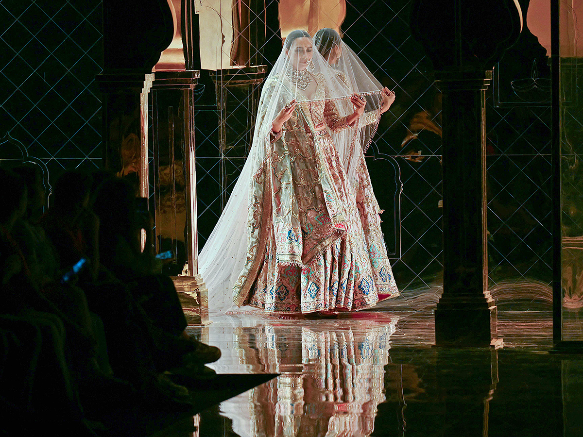 andeep_20Khosla_20during_20the_20opening_20show_20of_20FDCI_20India_20Couture_20Week__20_286_29.jpg 6
